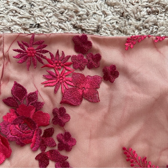 PrettyLittleThing Fuchsia Bandeau Embroidered Lace Bodycon Dress Women’s Size 8 - Picture 5 of 16